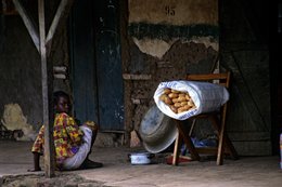 Child;-Comoros-Archipelago;-Daily-life;-France;-Housing;-Indian-Ocean;-Kaleidos;-Kaleidos-images;-La-parole-à-limage;-Laurent-Abad;-Mayotte;-Mud-house;-Stories-Pictures;-Tubers;-Veranda